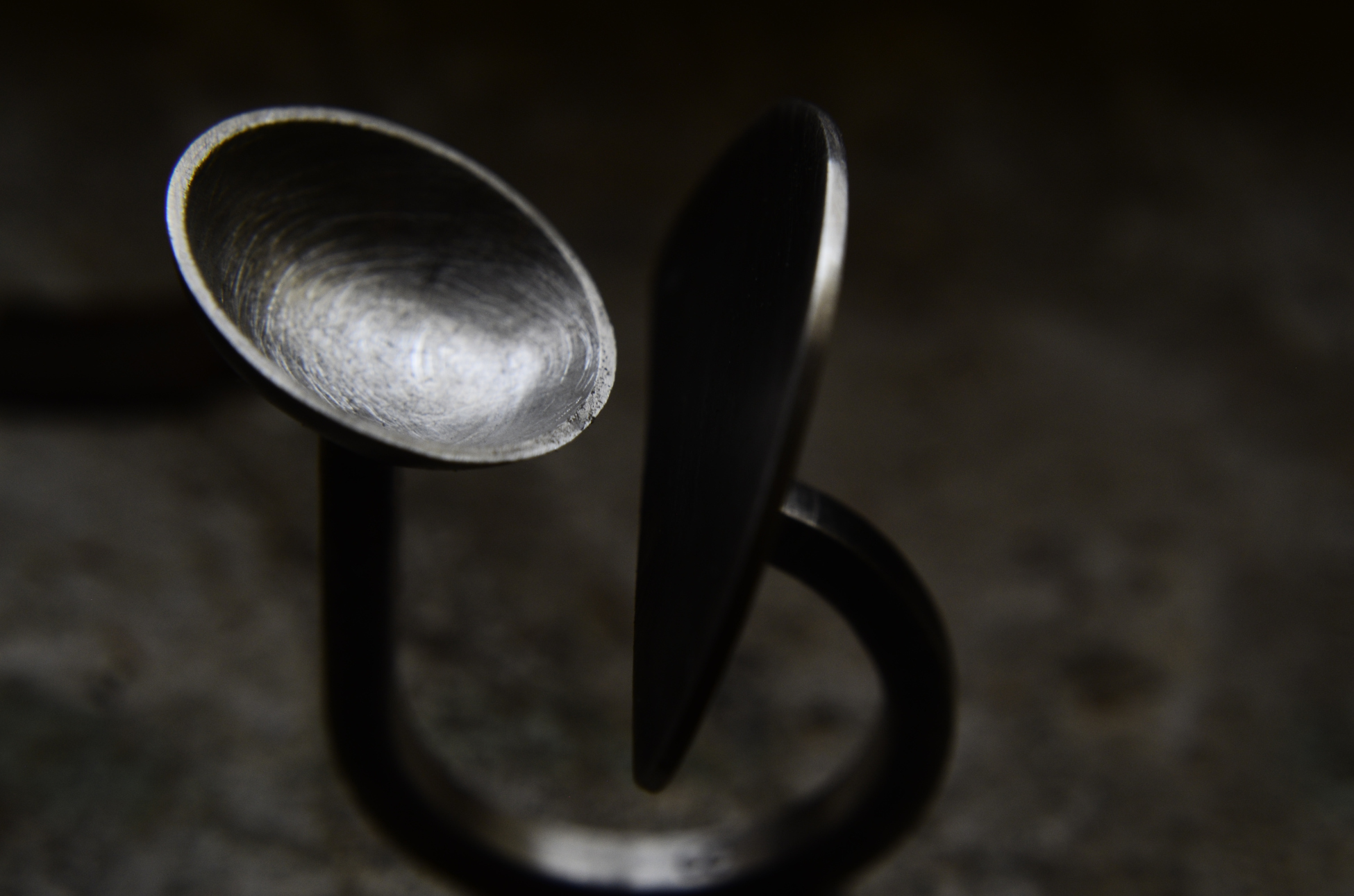 Anillo de plata diseño único El 8 es nuestro. Tumi.